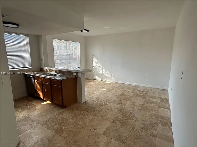 953 SW 10th St #3 — Photo 2