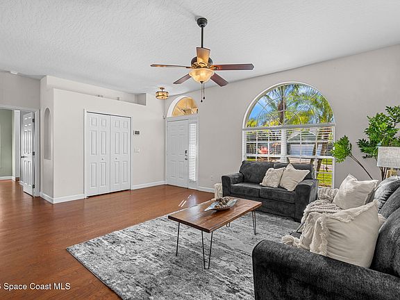 5th image of 1010 Pelican Ln