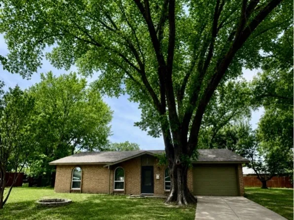 2801 W Springdale Cir, Grand Prairie, TX 75052
