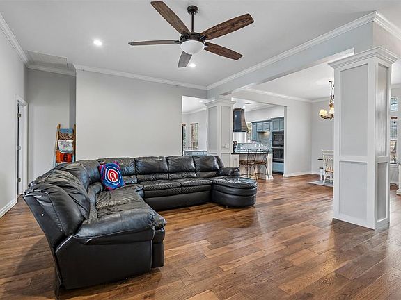 5th image of 825 Liveoak Ln