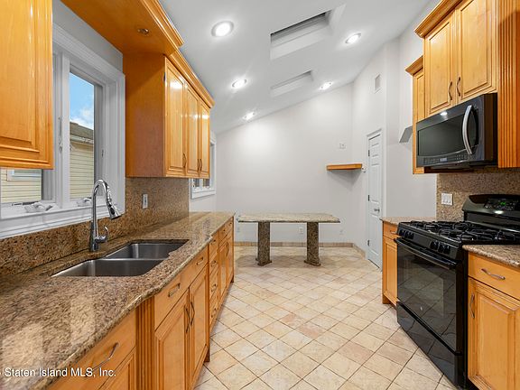 4th image of 898 Westwood Ave