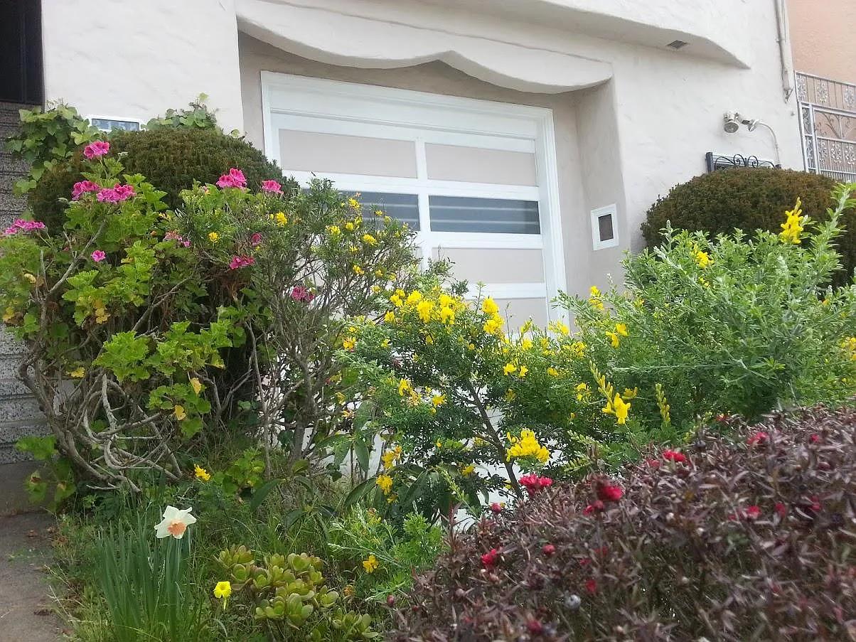 3 bed, 1.5 bath, 1900 sqft, $5,940 — Photo 2