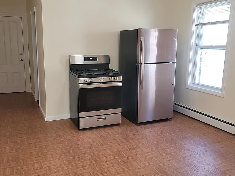 182 Pleasant St — Photo 5