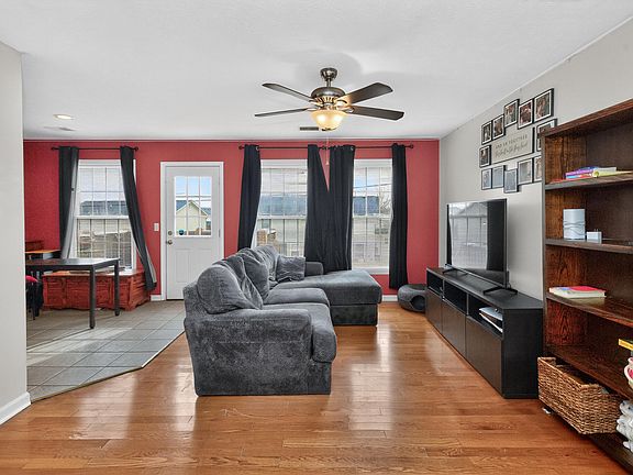 4th image of 319 Essex Ct