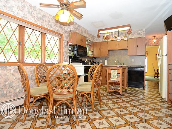 5th image of 22 Hoover Ln