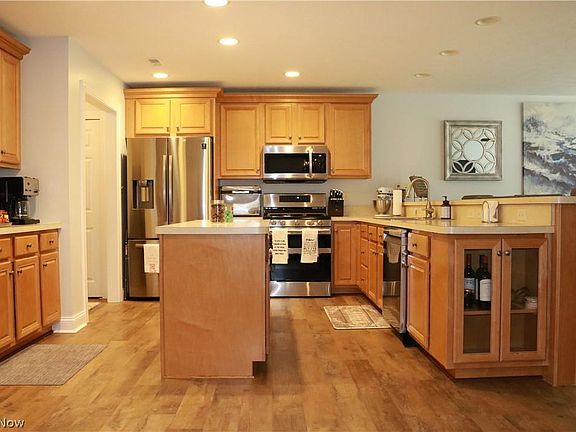 3rd image of 68 Hidden Pond Dr
