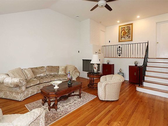 3rd image of 42 Peconic Dr