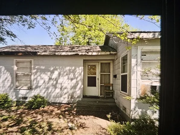 121 E Booth St, Paris, TX 75460