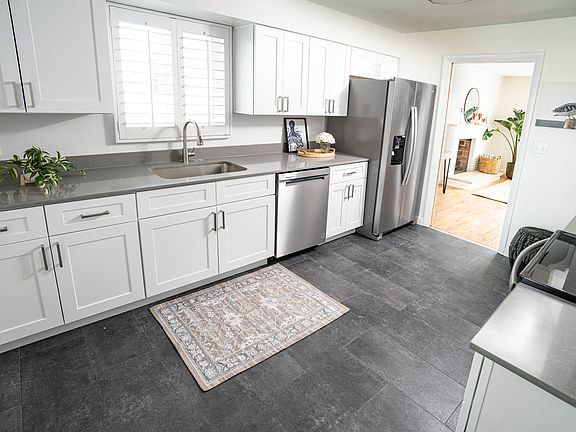 3rd image of 815 E Elgin Ave