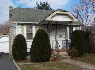 525 Polaris St, North Babylon, NY 11703