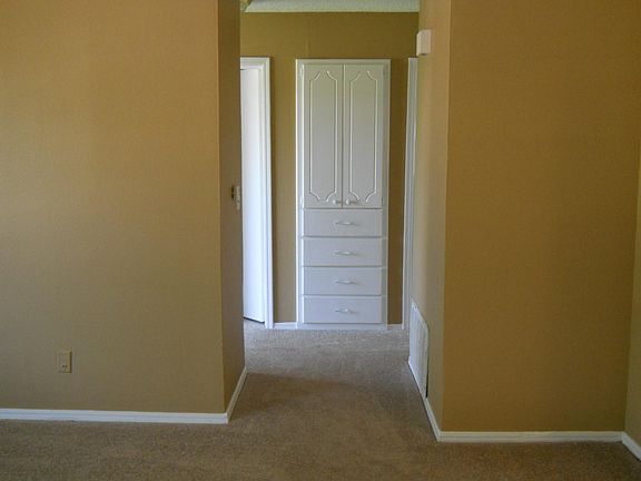 5th image of 829-831 Russell Cir