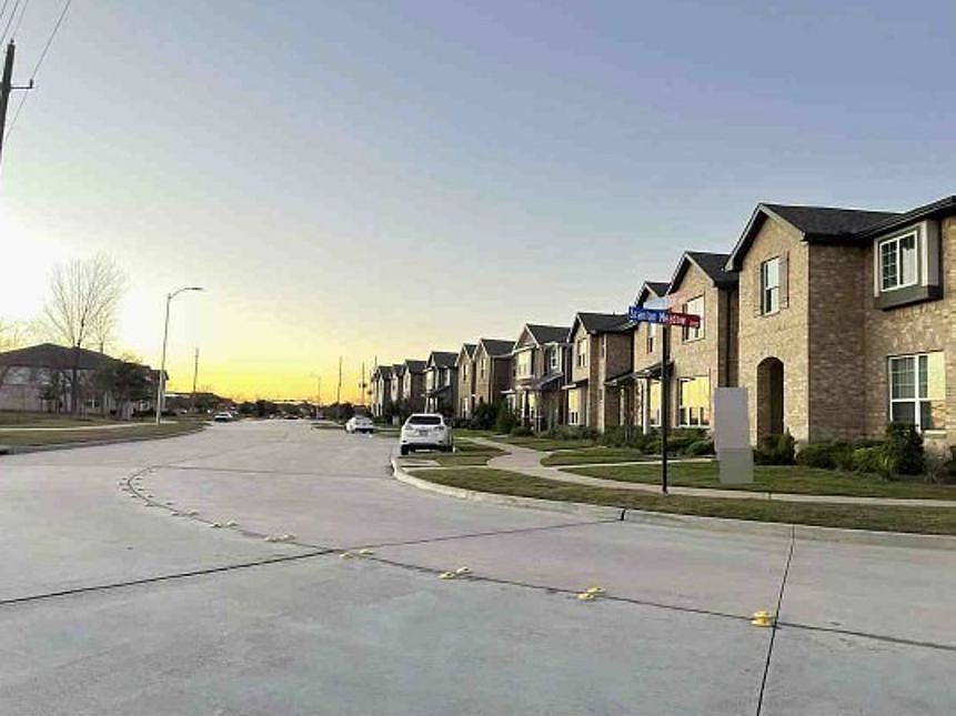 Exterior Neighborhood (street photo)