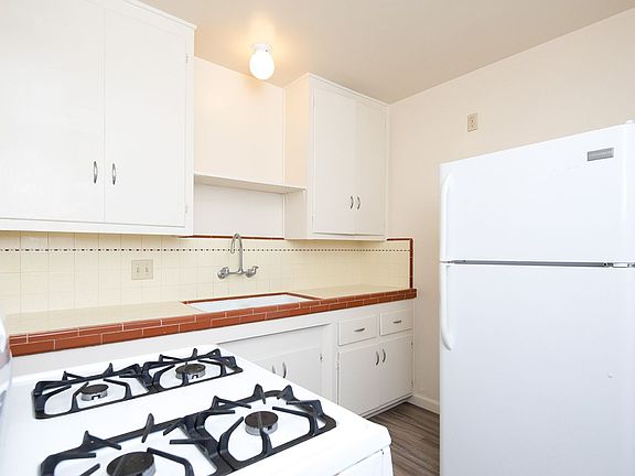 4th image of 904-910 Agate St #908