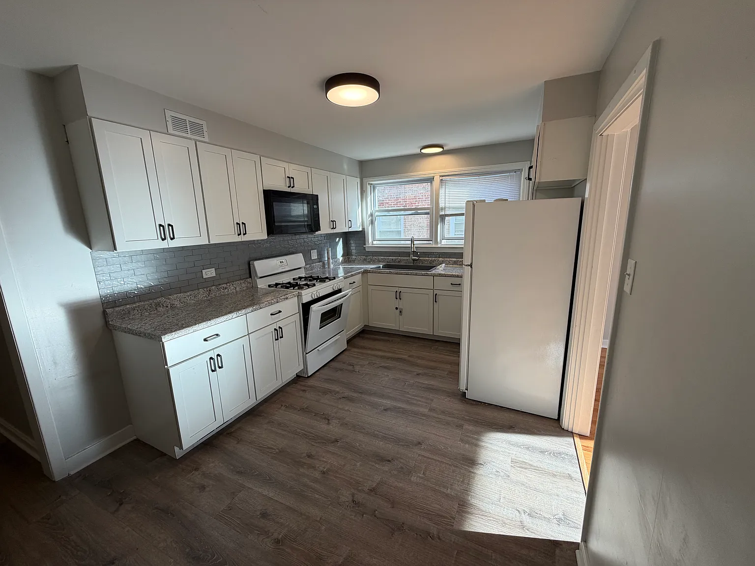 9133 La Crosse Ave — Photo 4