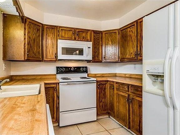 Kitchen with eat in breakfast nook