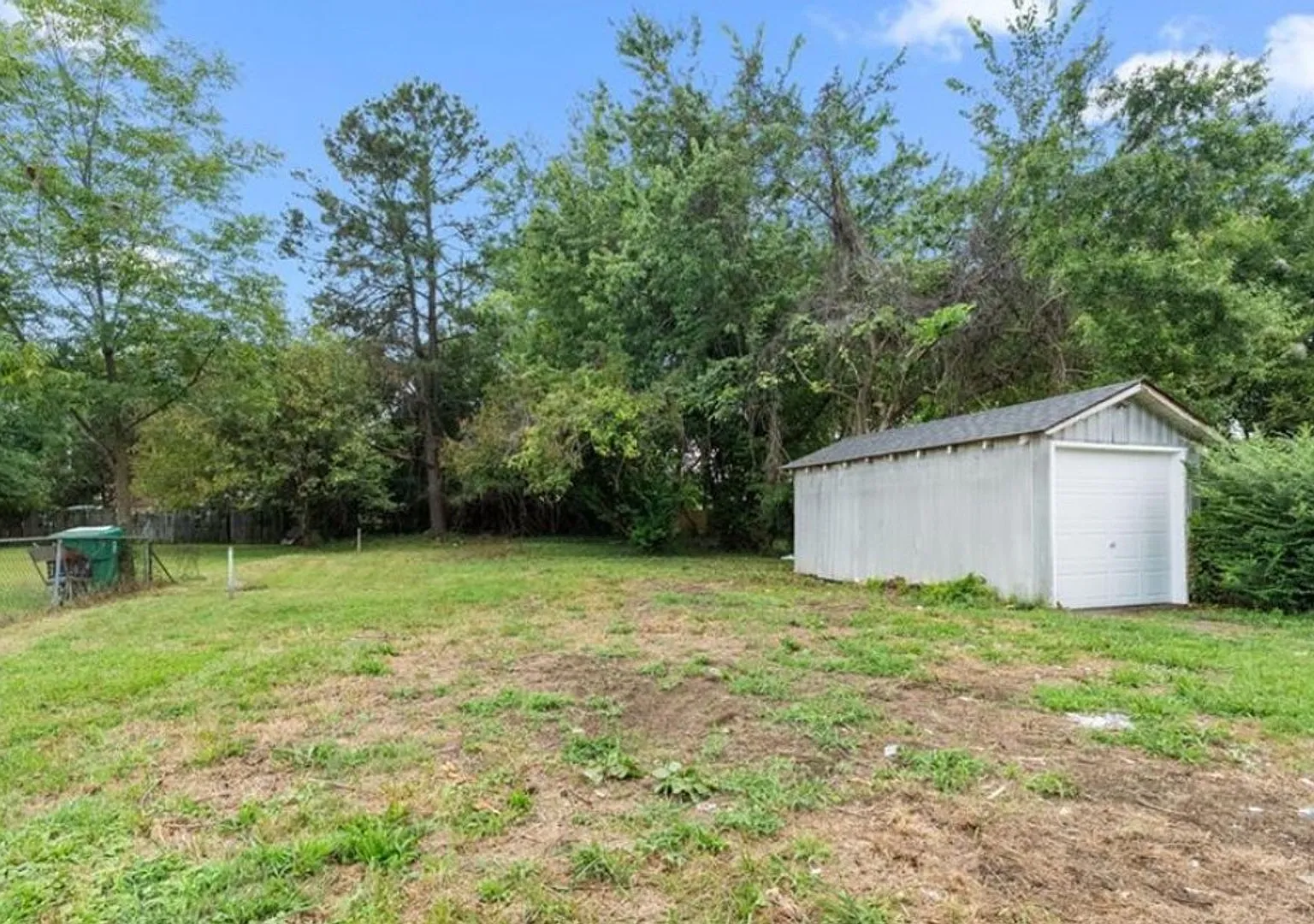 Charming 2 bedroom, 1 bath — Photo 2
