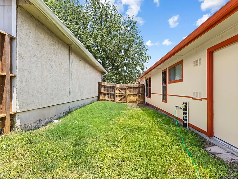 1514 Vista Hill St — Photo 23