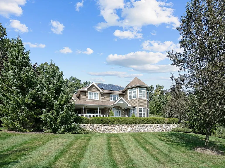 24 Charnwood Dr — Photo 2