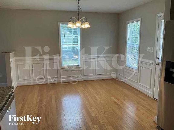 3rd image of 284 Southcircle Dr NW