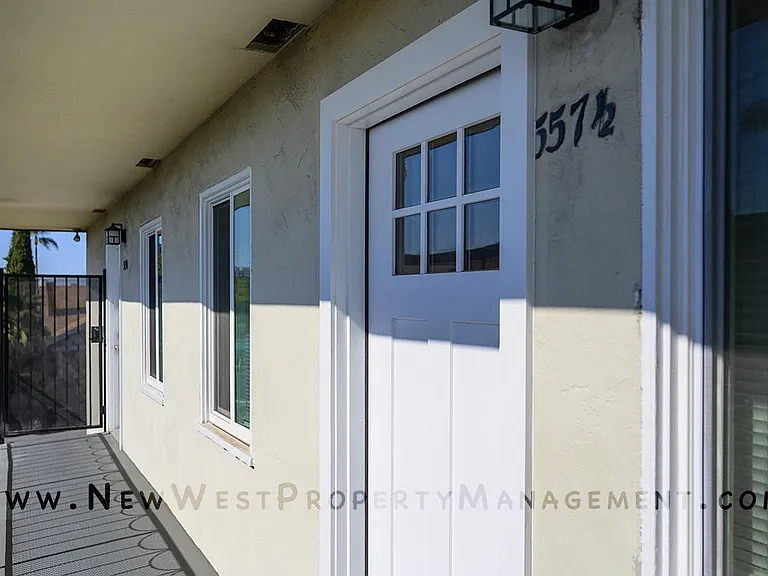 557 22nd St #1/2 — Photo 3