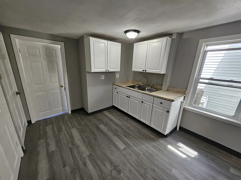 12 Van Buren St #A — Photo 4