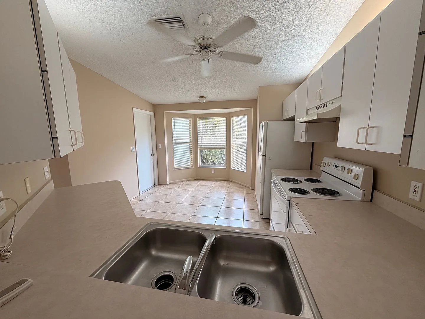 Spacious 3/2 with 2 car garage — Photo 4