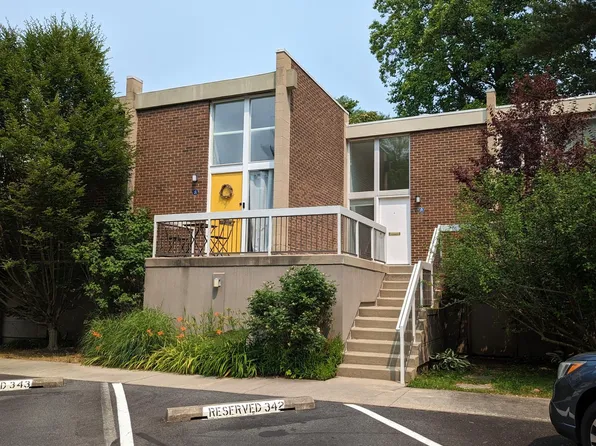 11527 Hickory Cl, Reston, VA 20190