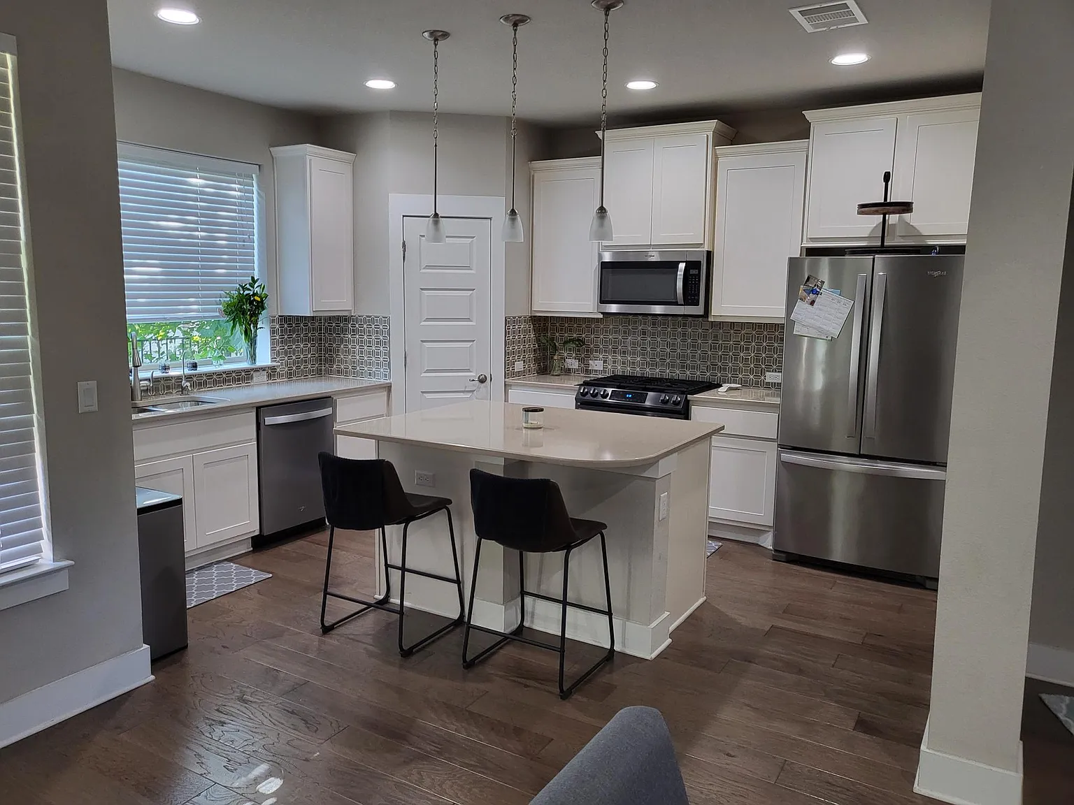 4 bed, 2.5 bath, 1957 sqft, $2,500 — Photo 3
