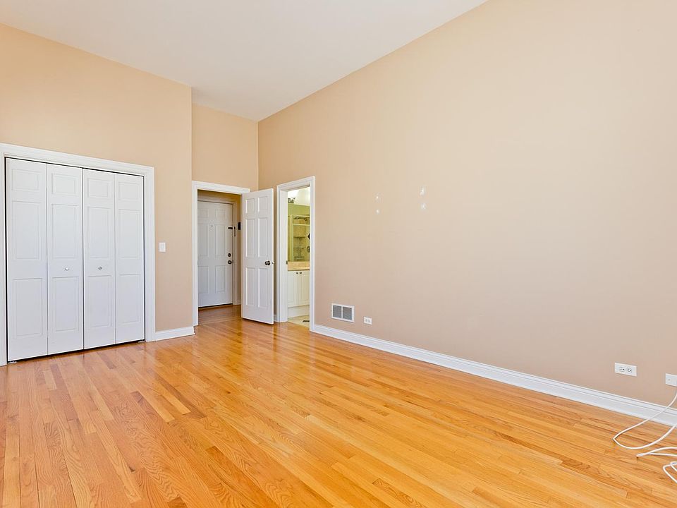 1st image of 928 W Cuyler Ave #2