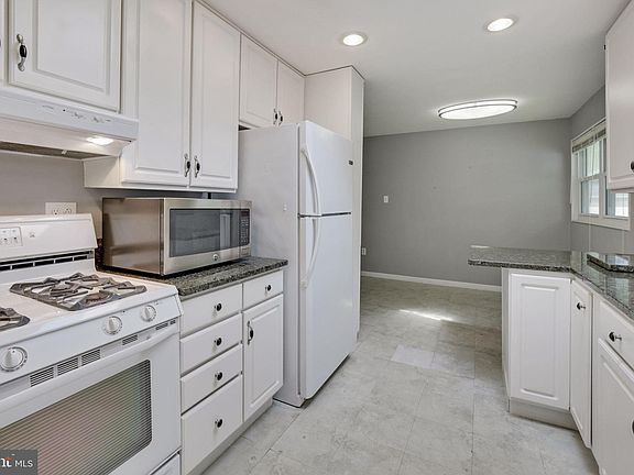 4th image of 13521 Wood St