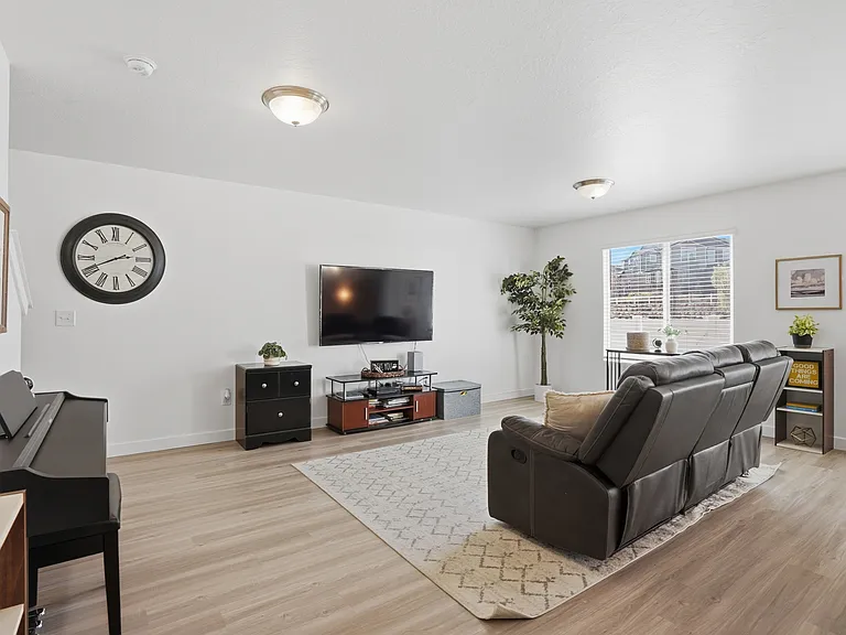 347 N Angus Dr — Photo 5