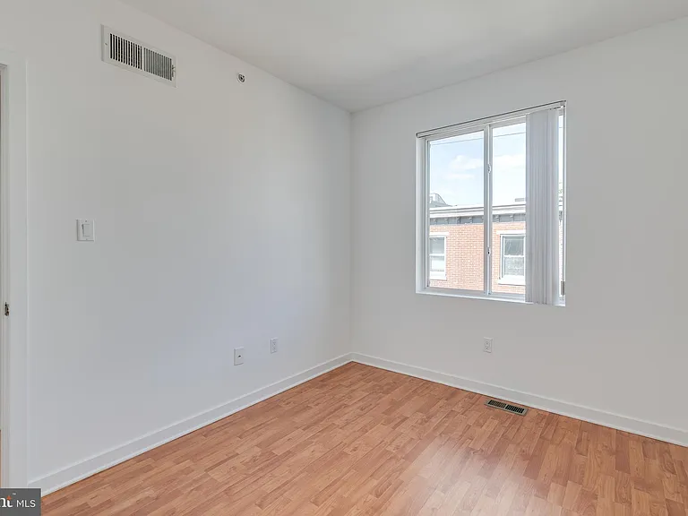 228 W George St #218 — Photo 32