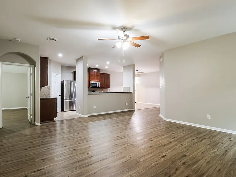 2815 Lexington Park Dr — Photo 3