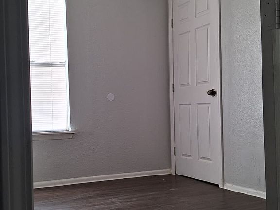 3rd image of 610 Morningview Dr