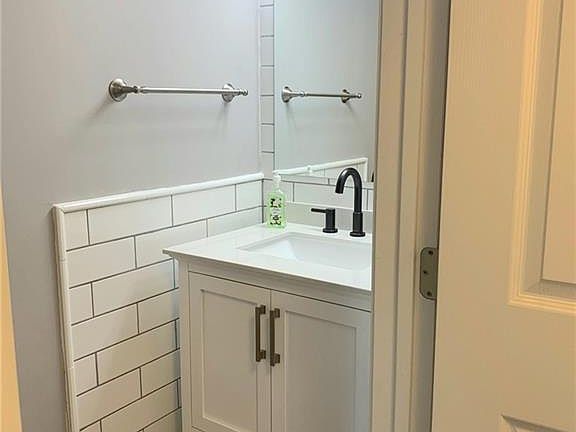 4th image of 572 Tealbrook Ln