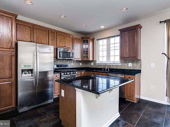 3rd image of 4671 Carisbrooke Ln
