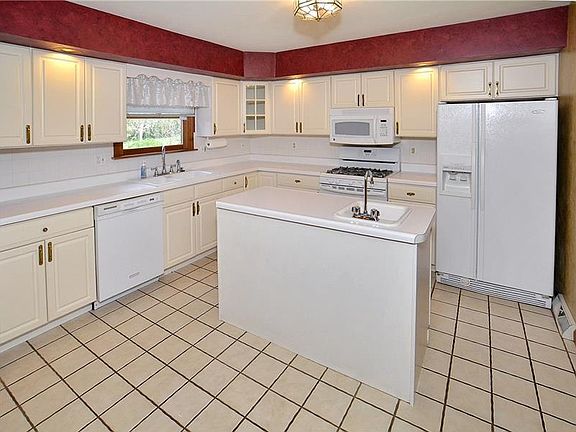 3rd image of 105 Laurel Dr