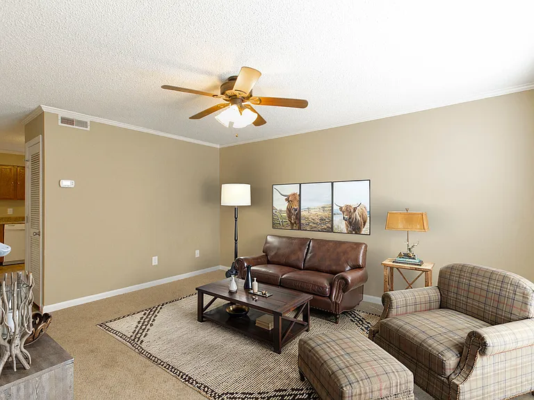 1700 Wedgewood Dr — Photo 2