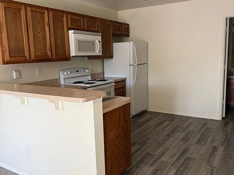 112 W 3rd St — Photo 2