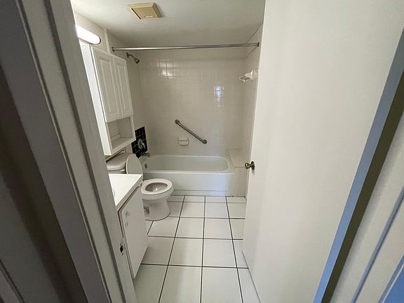 2nd image of 1516 S Pine Ridge Cir