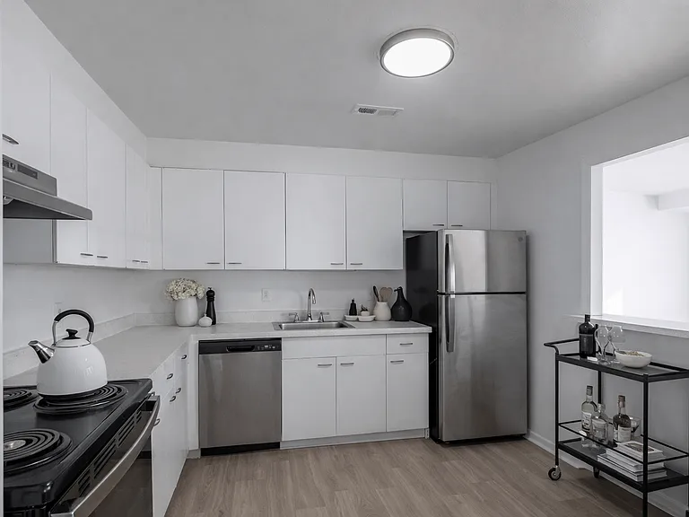 Carlyle Tower Apartments - Southfield, MI — Photo 2