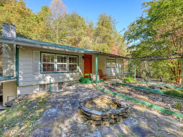 197 Pounding Mill Connector, Hayesville, NC 28904