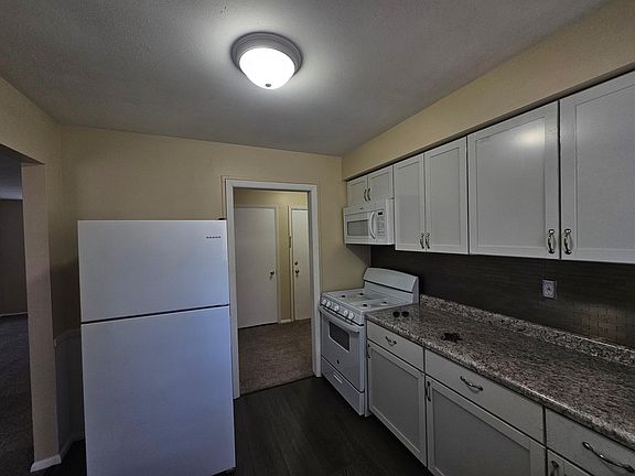 5th image of 3819 N Knoxville Ave #B