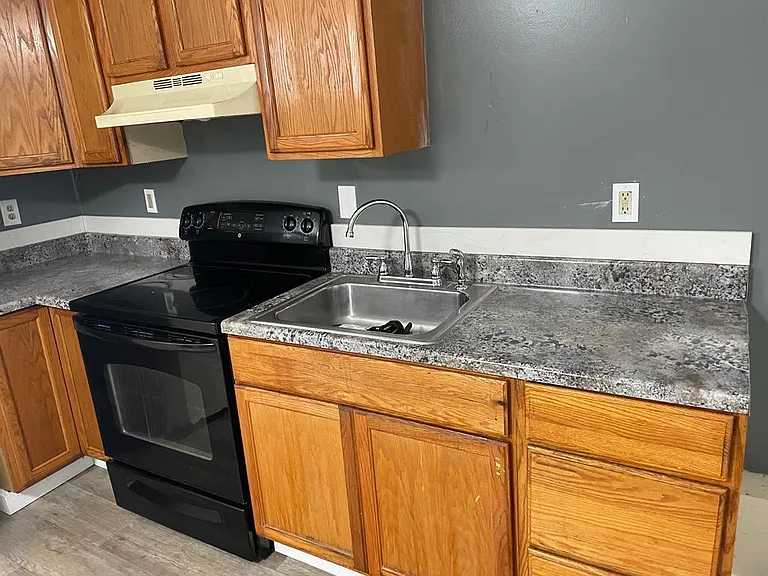 735 Burden Ave #3 — Photo 2