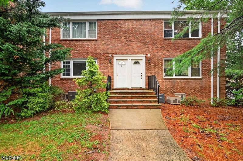 1st image of 5 Stanford Dr