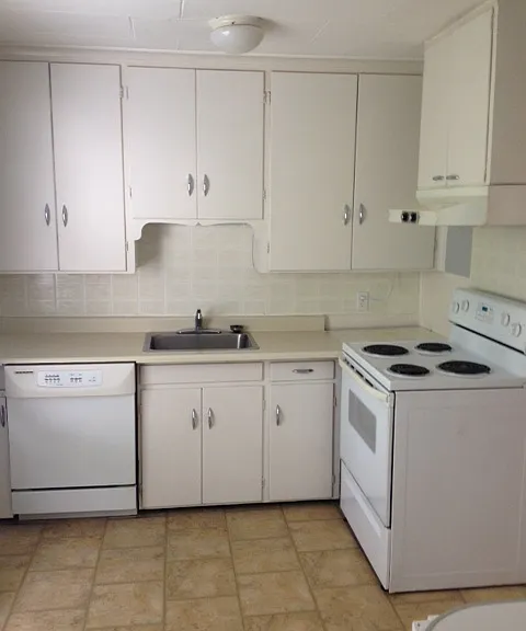 382 N Cedar St — Photo 2