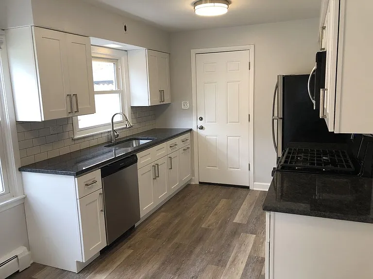 4420 Forest Ave #1F — Photo 3