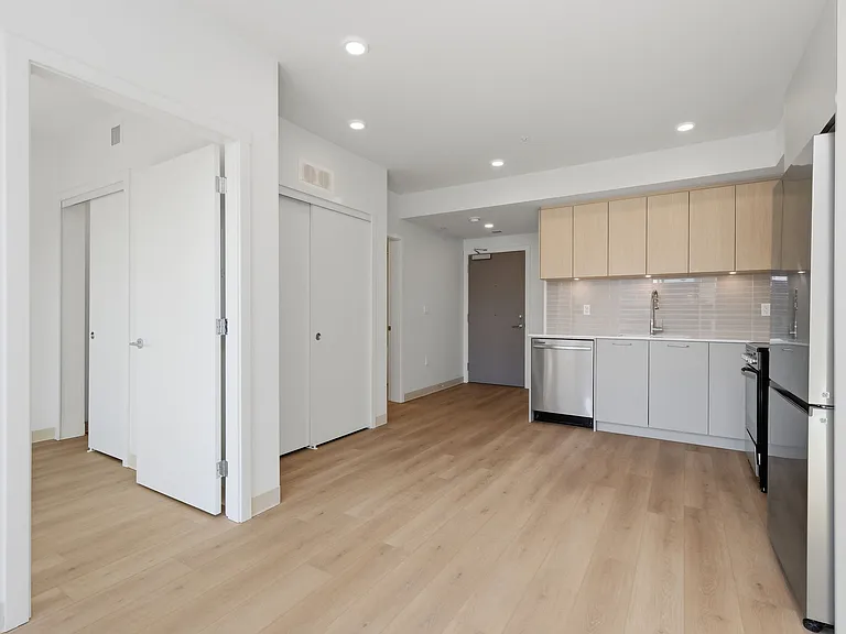 1529 Oxford St — Photo 59