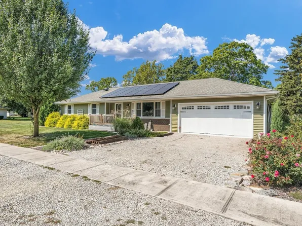 210 3rd St, Ivesdale, IL 61851