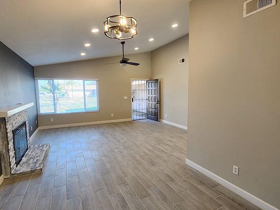 4th image of 24283 Delphinium Ave